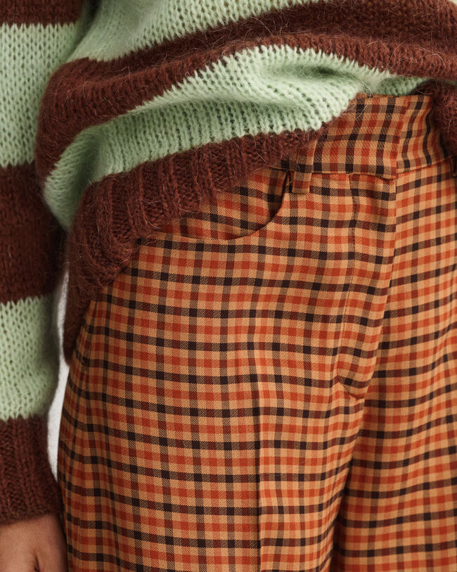 Hohe Karohose mit weitem Bein