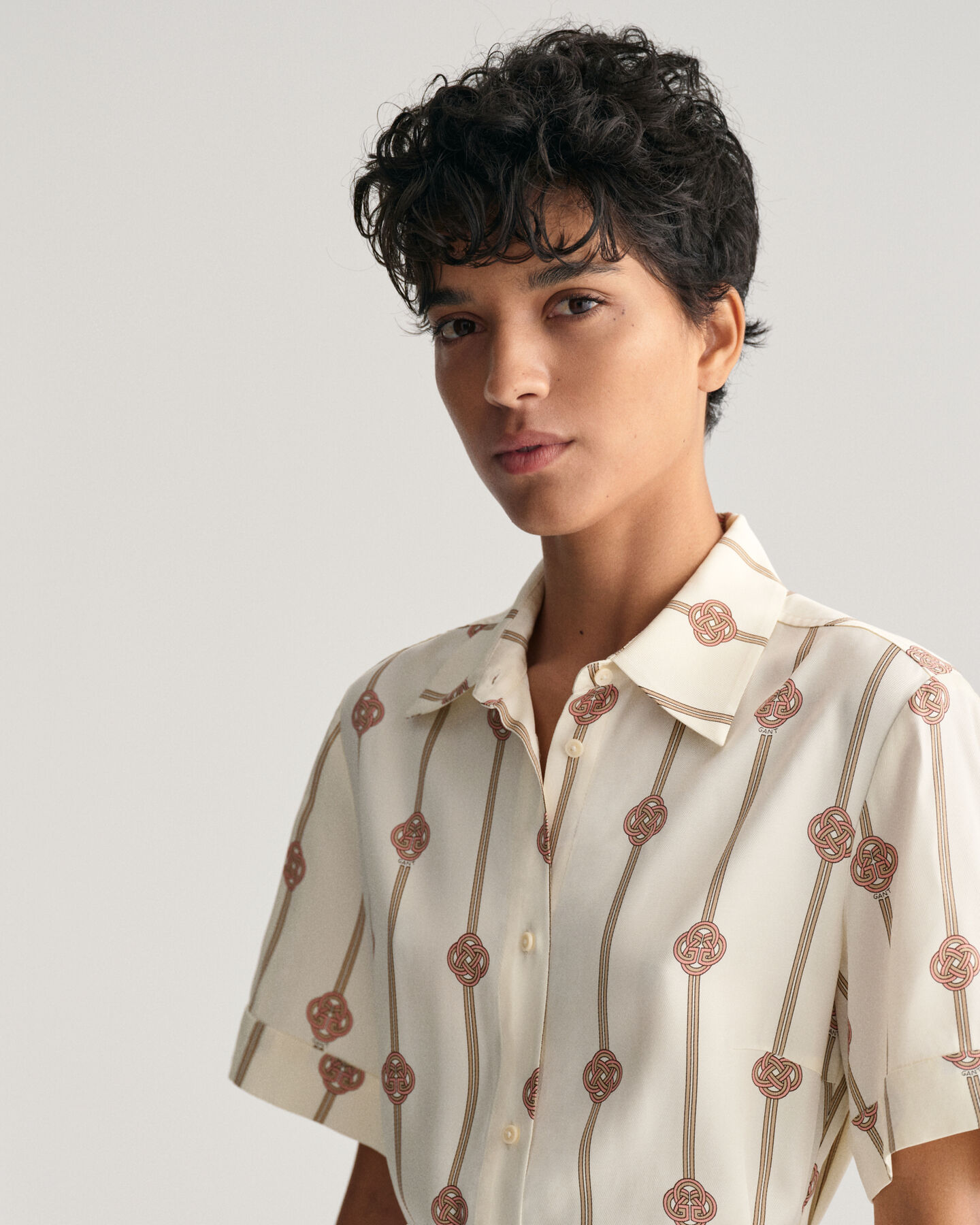 Kurzärmliges Hemdblusenkleid mit Print