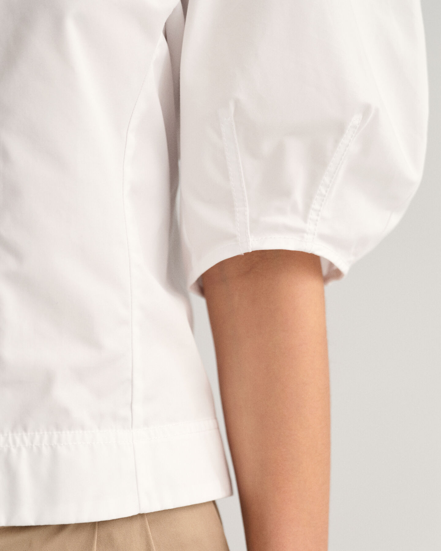 V-Neck Shirt mit Ballonärmeln