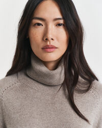 Rollkragenkleid mit Strickdetails