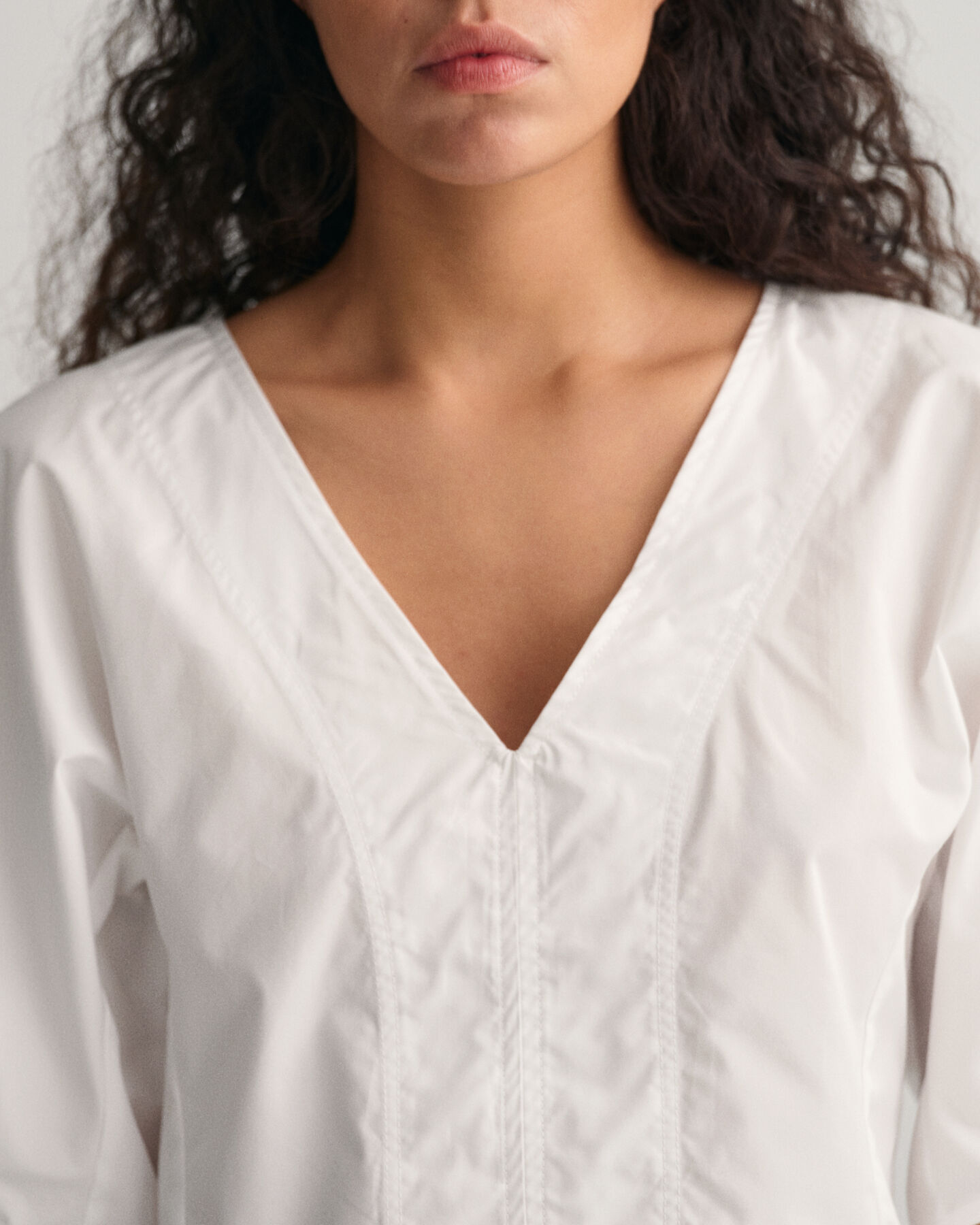 V-Neck Shirt mit Ballonärmeln