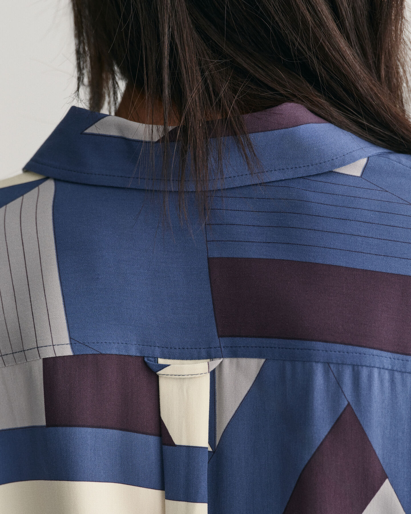 Hemdblusenkleid mit Buchstaben-Print