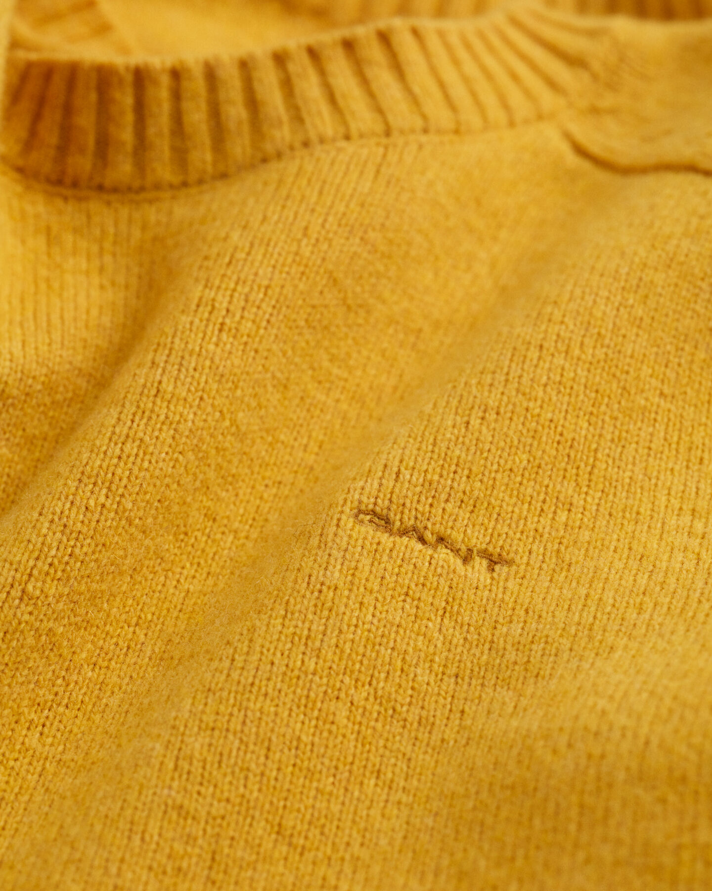 Rundhalspullover aus Wolle mit Sattelschulter