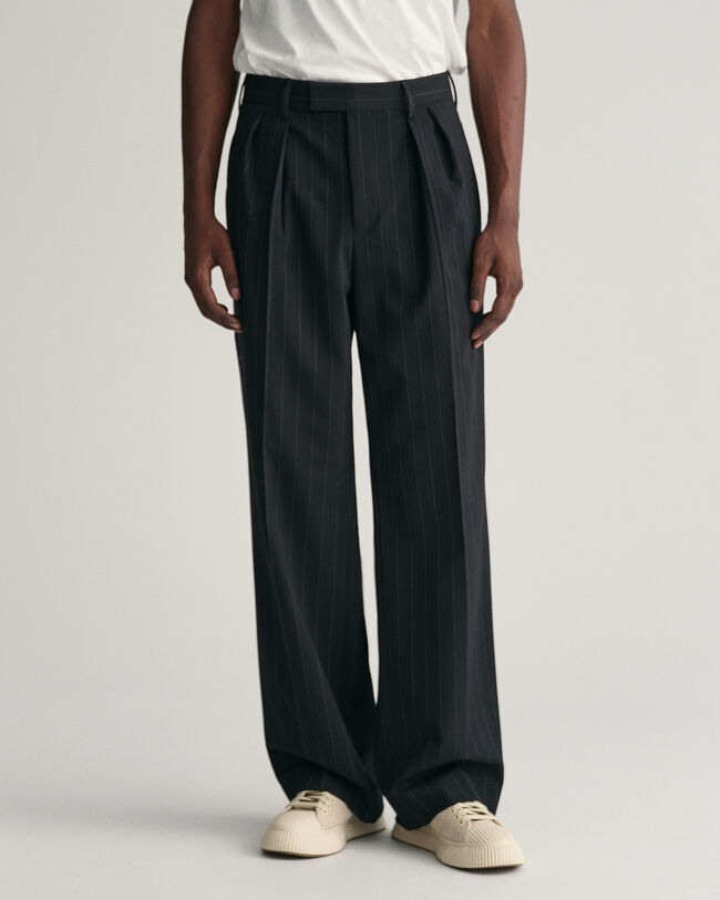 Anzughose mit Nadelstreifen und Bundfalten