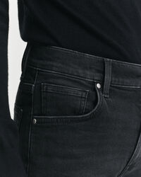 Verkürzte Slim Fit Jeans in Schwarz