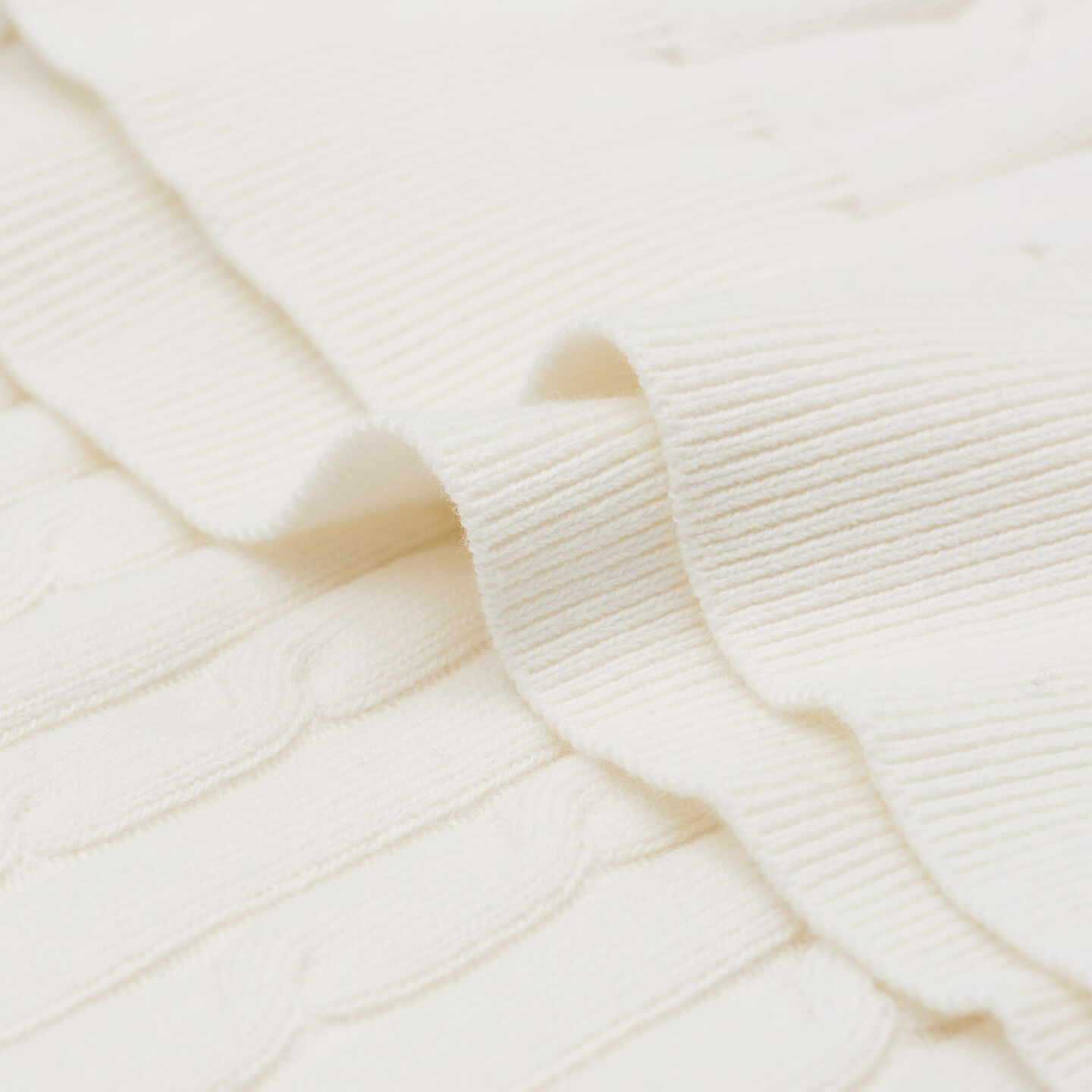 Rollkragenpullover aus Stretch-Baumwolle mit Zopfmuster