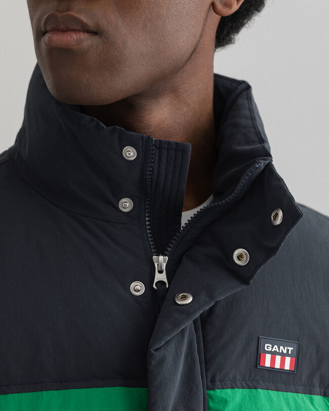 Steppweste im Blockfarbendesign