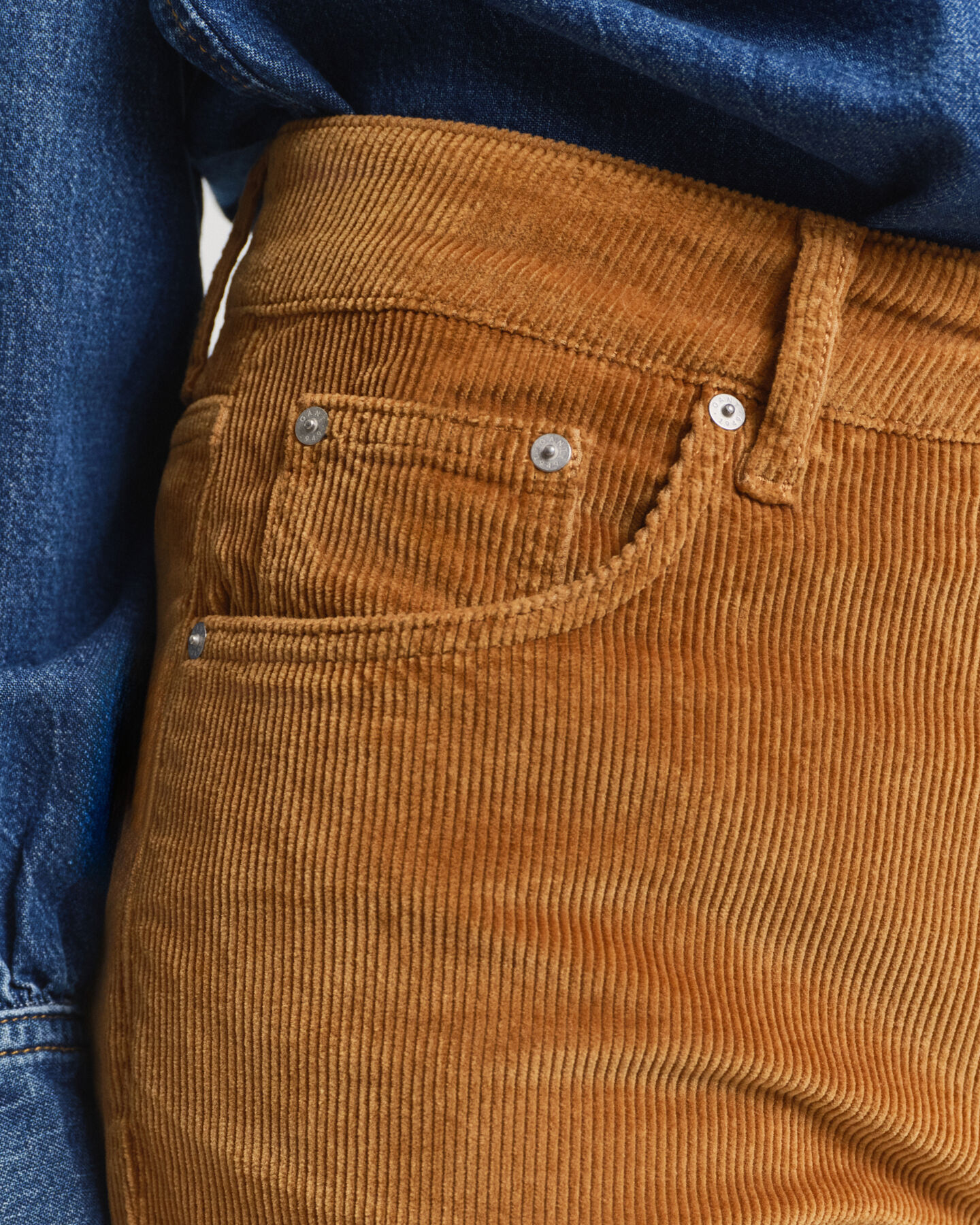 Cordjeans mit ausgestelltem Bein