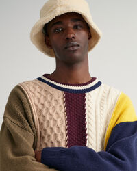 Patchwork Rundhalspullover mit Zopfmuster