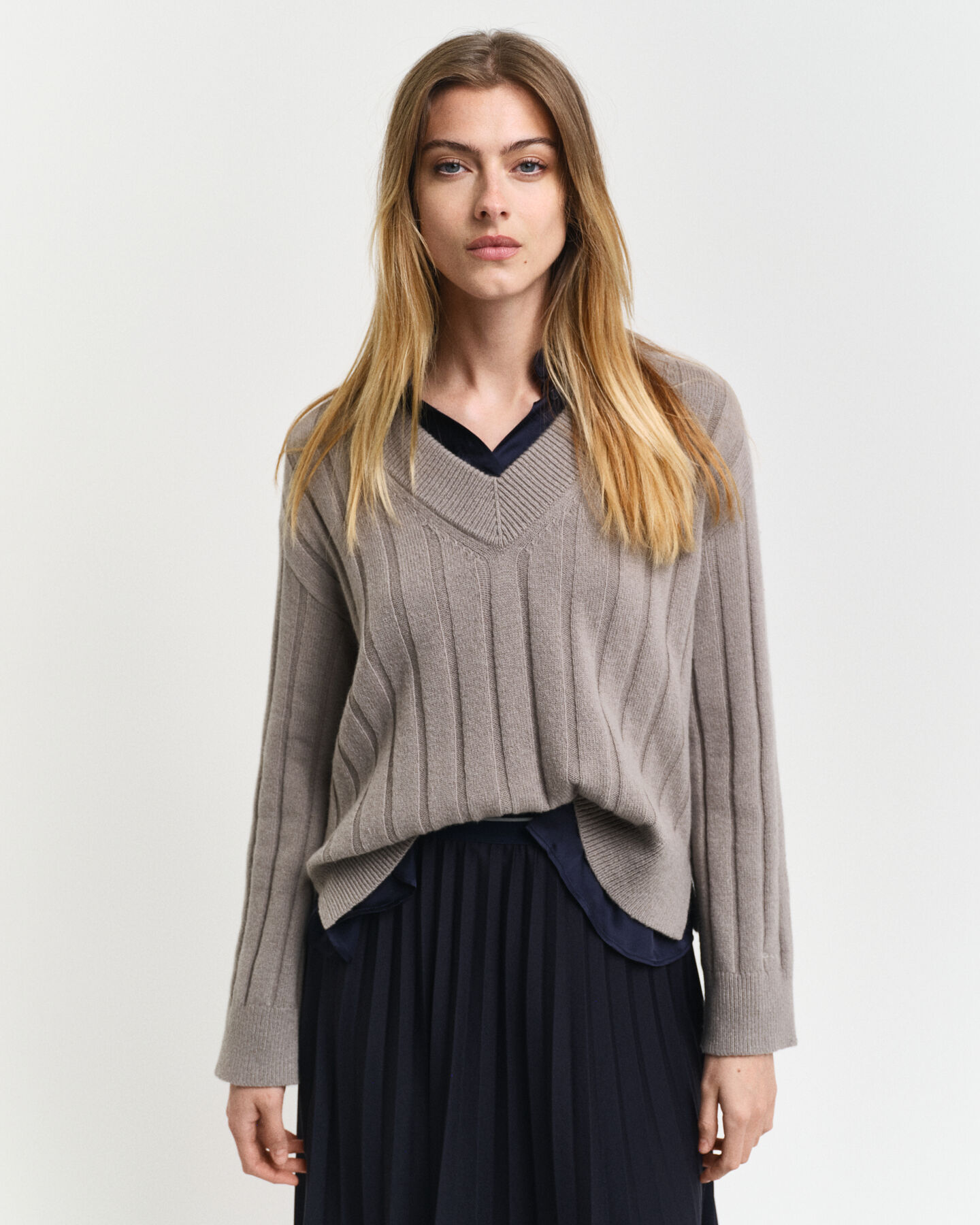 Breit gerippter V-Neck Wollpullover
