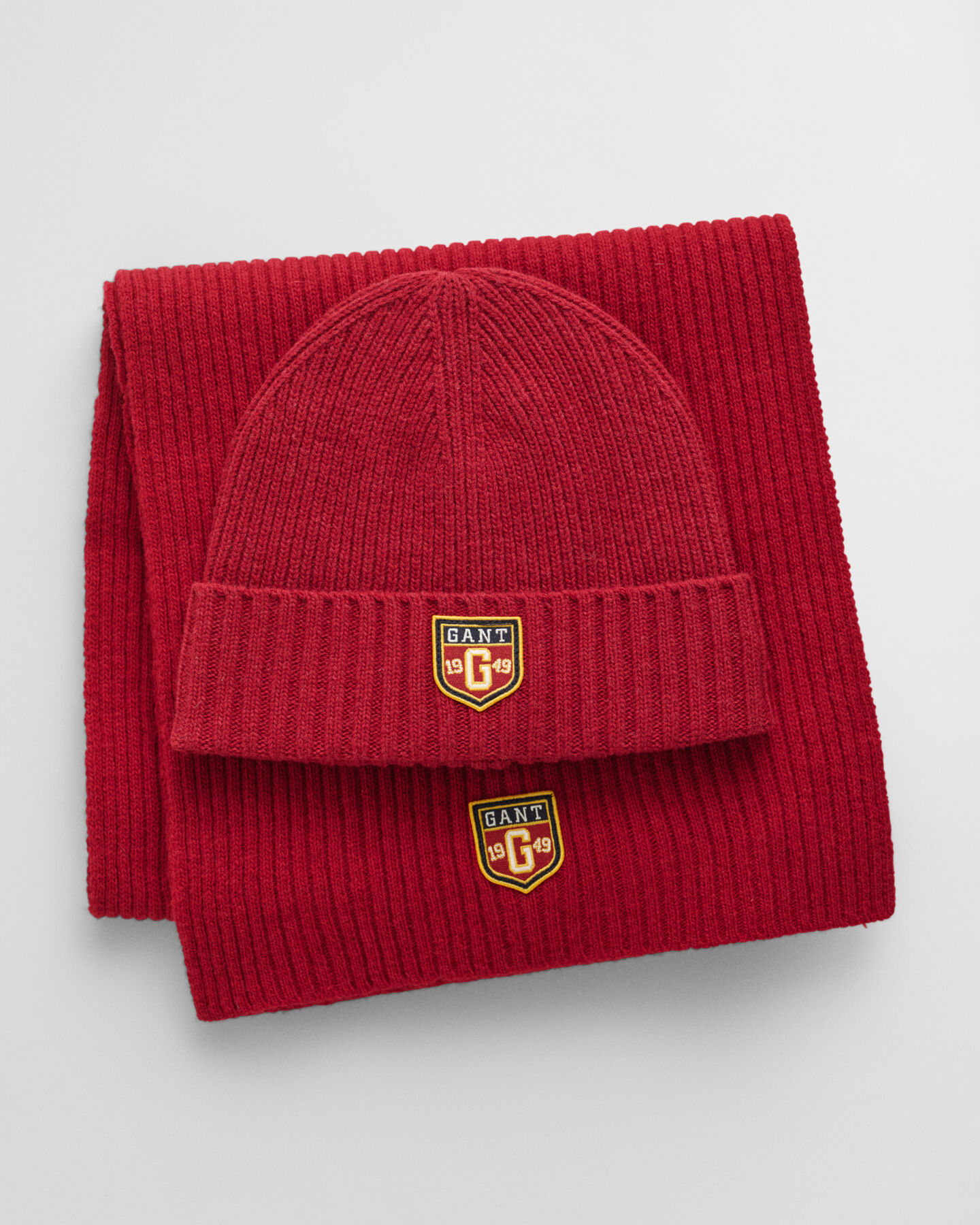 Badge Beanie und Schal aus Wolle im Geschenkset