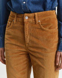 Cordjeans mit ausgestelltem Bein