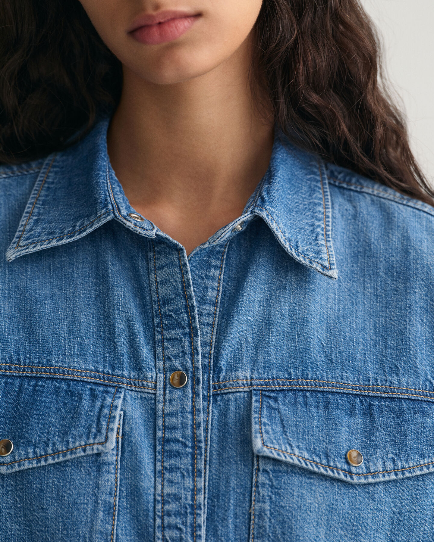 Kurzarm-Hemdblusenkleid aus Denim