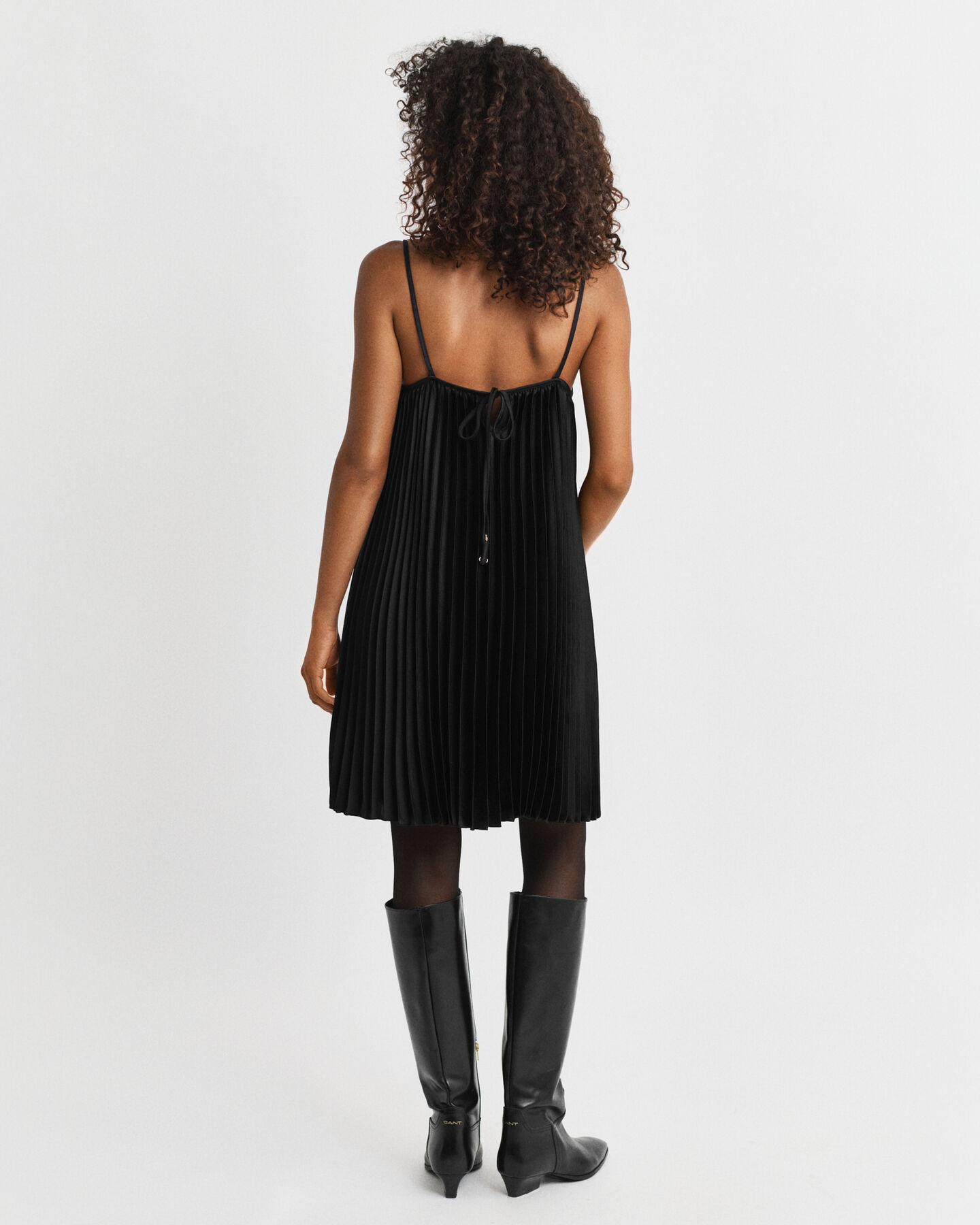 Plissiertes Sateen Miniträgerkleid