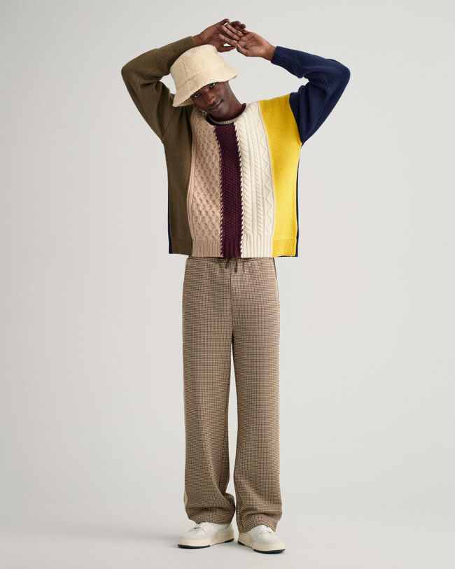 Patchwork Rundhalspullover mit Zopfmuster