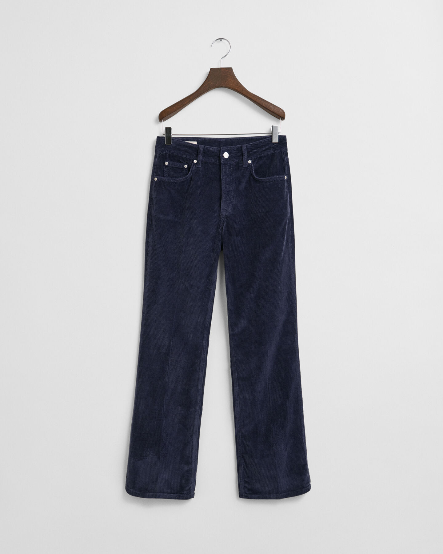 Cordjeans mit ausgestelltem Bein