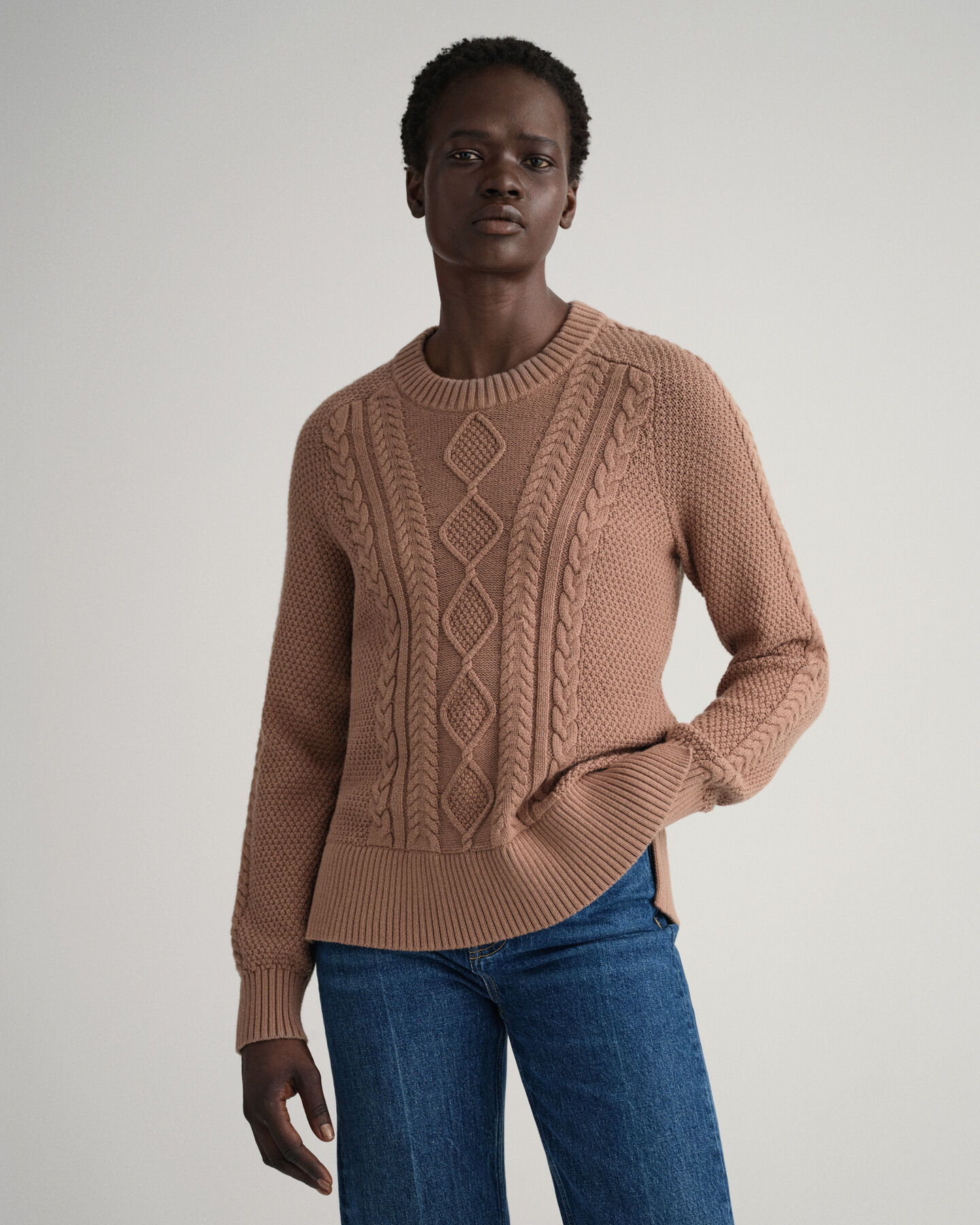 Rundhalspullover mit Zopfmuster