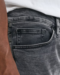 Slim Fit Jeans mit schwarzer Waschung