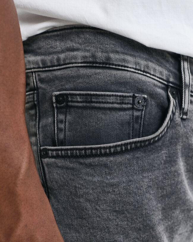 Slim Fit Jeans mit schwarzer Waschung