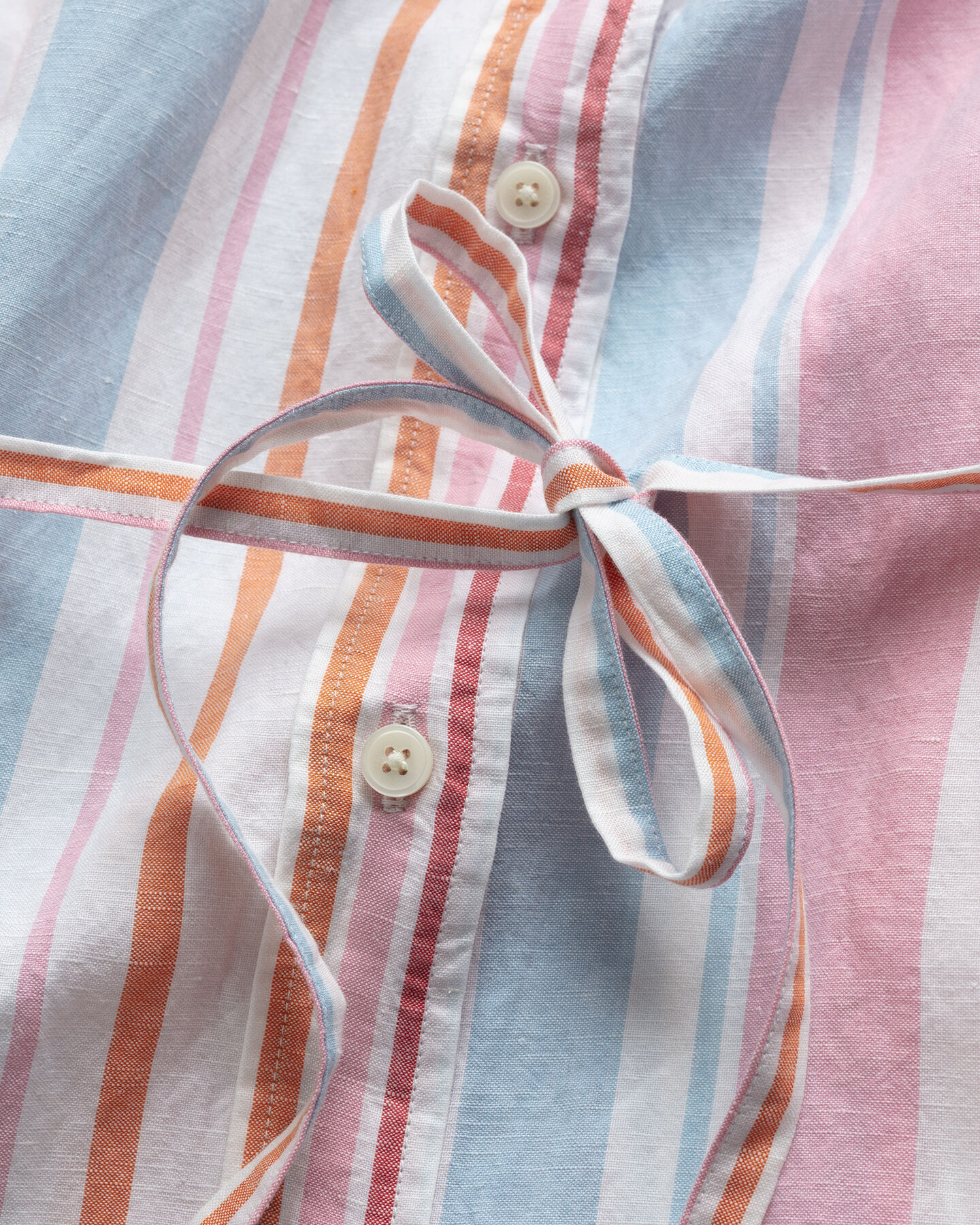 Bunt gestreiftes Hemdblusenkleid