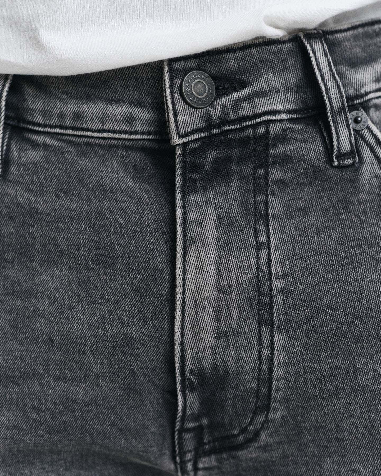 Slim Fit Jeans mit schwarzer Waschung