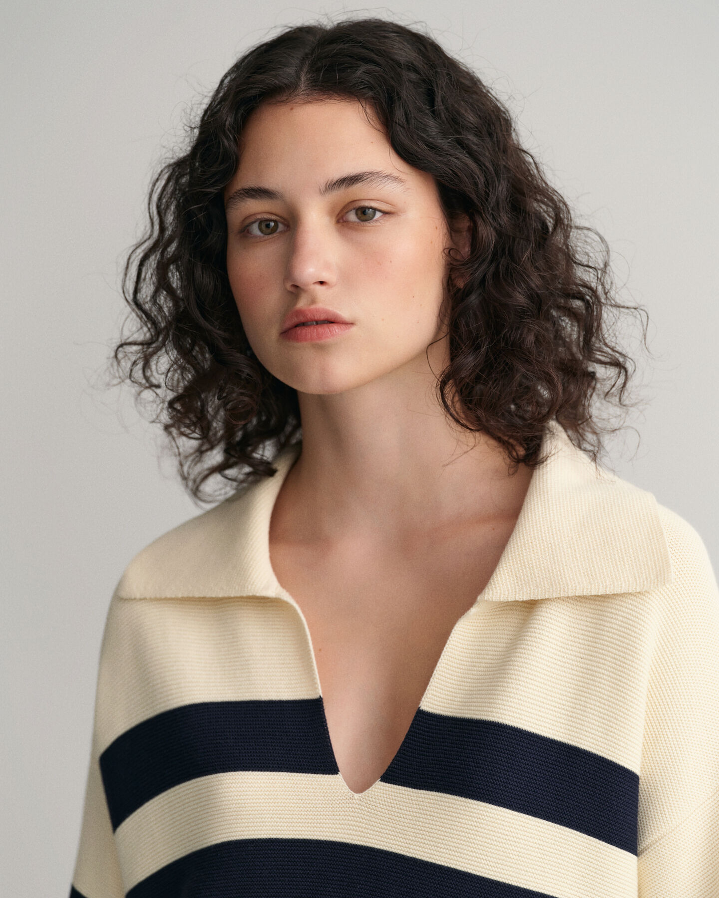 Strickpullover mit Marinestreifen und offenem Kragen