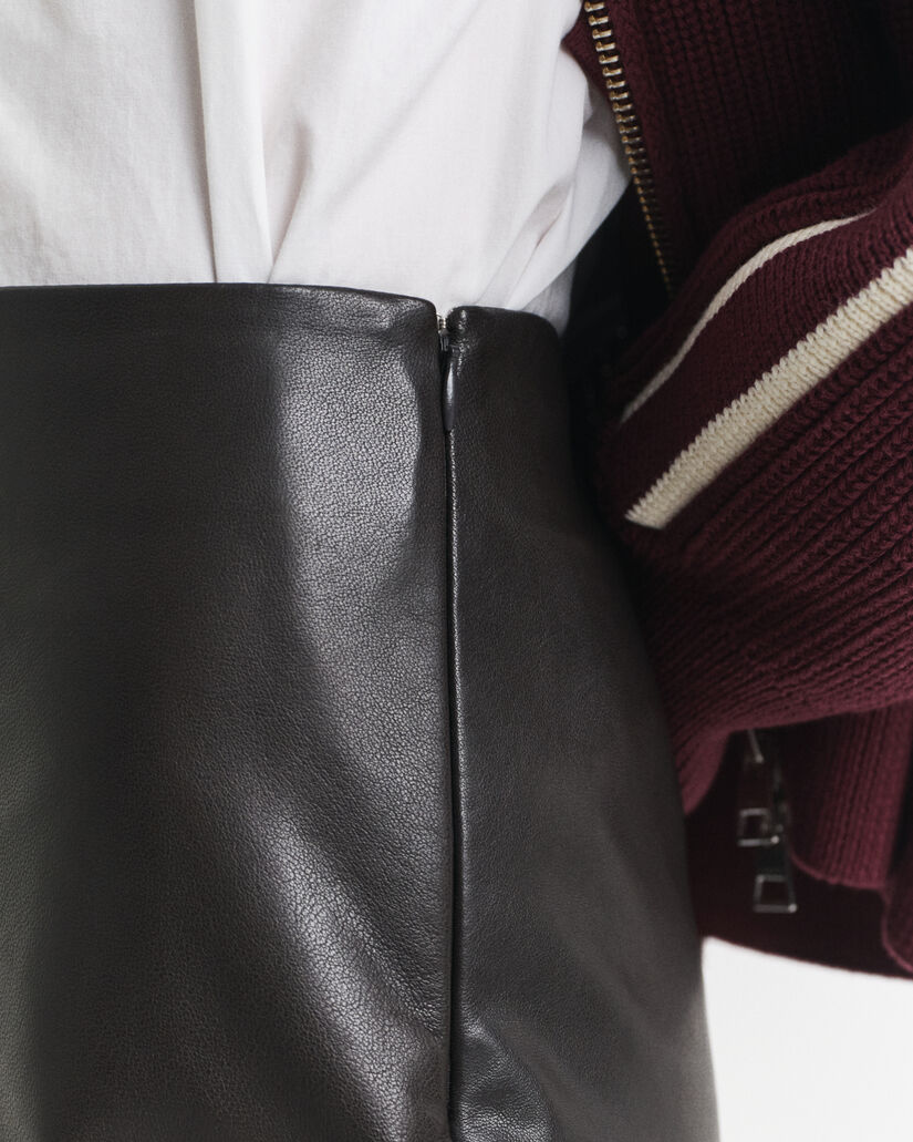 Bleistiftrock aus Leder in Midilänge