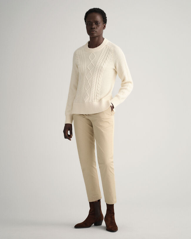 Rundhalspullover mit Zopfmuster