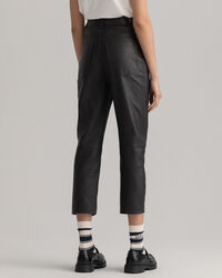 Verkürzte Lederhose mit hohem Bund