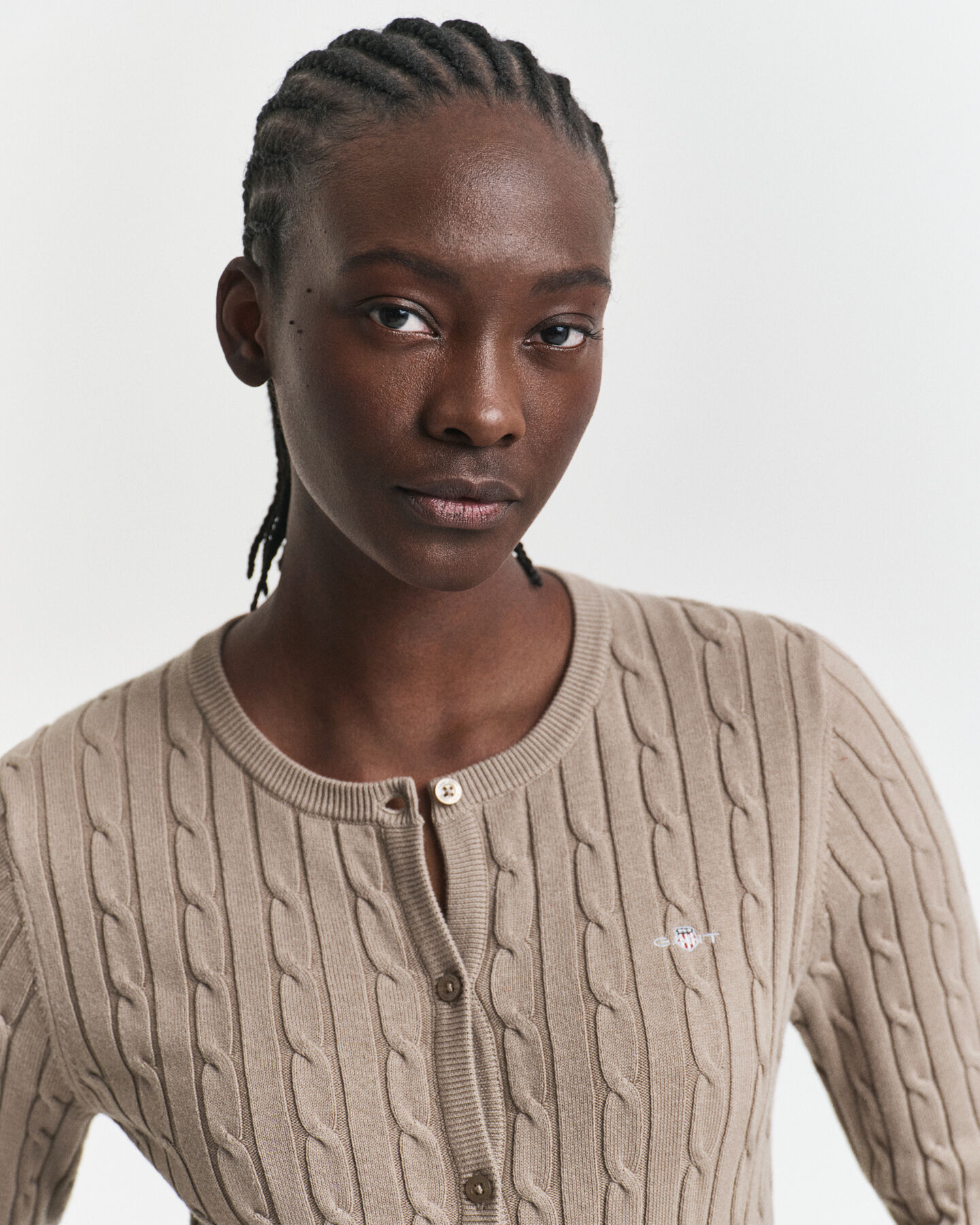 Strickjacke aus Stretch-Baumwolle mit Zopfmuster